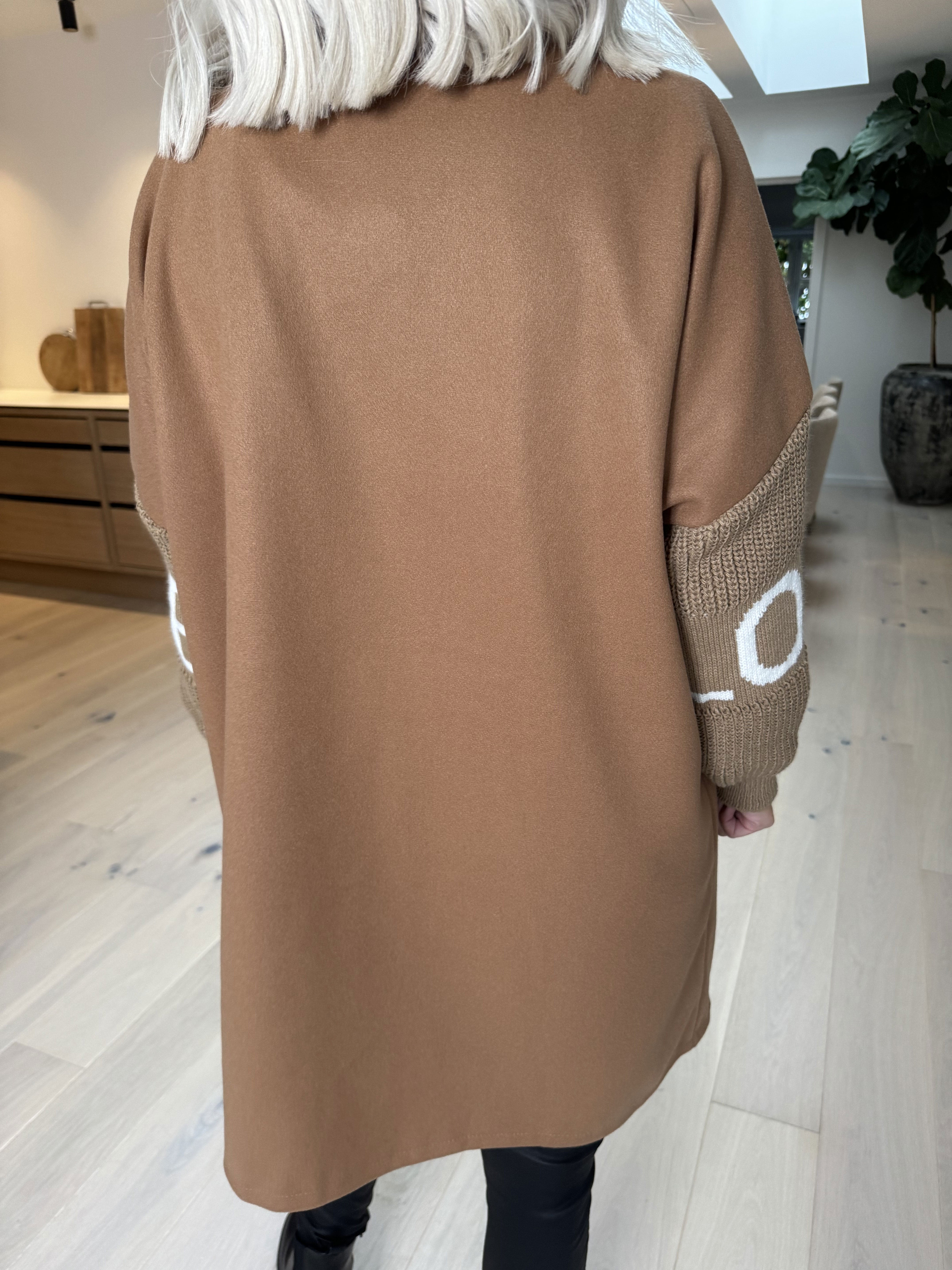 Debbie Short - Jakke med strikærmer